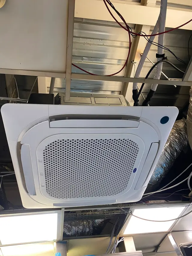 Bir işyerinin asma tavanına monte edilmiş kaset tipi Carrier klima