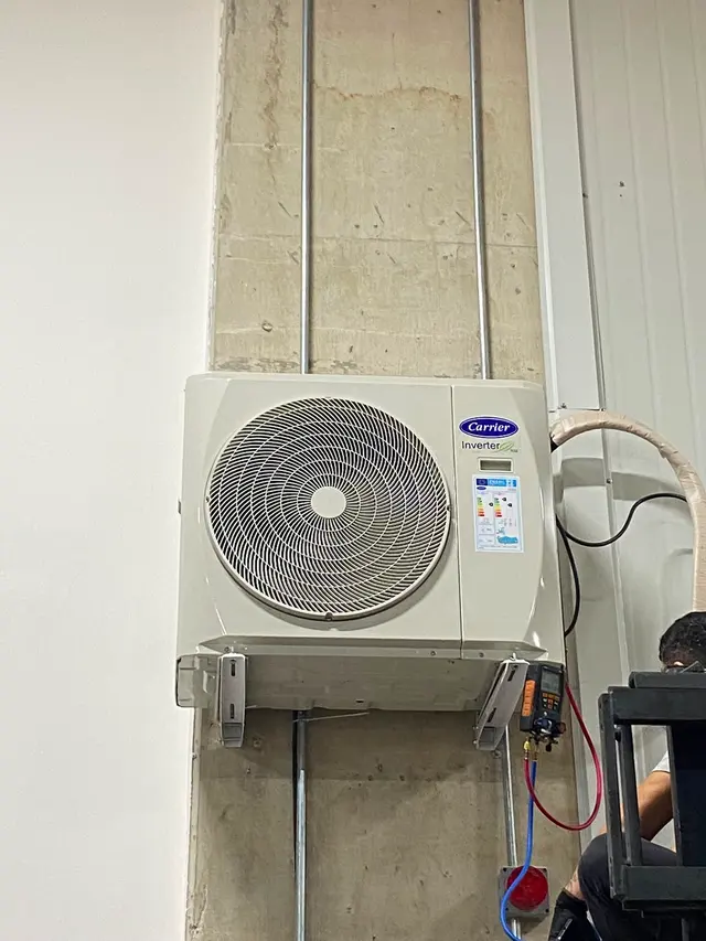 Klima dış ünitesinde manifold saatleriyle gaz basıncı ölçen Tunçer Teknik ustası