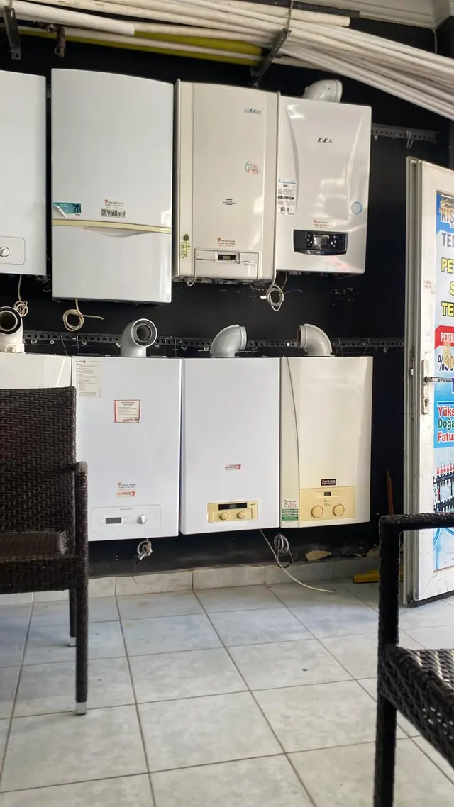 Tunçer Teknik dükkânındaki kombi duvarı: Vaillant, E.C.A., Demirdöküm ve Baymak kombiler yan yana