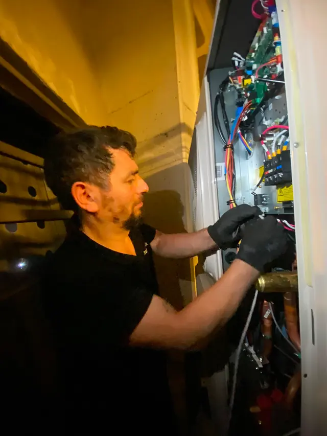 Tunçer Teknik teknisyeni, tezgâhta kombinin elektronik kartını tamir ederken