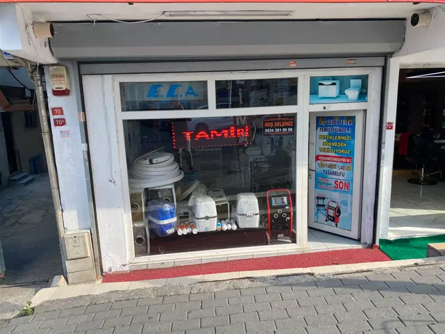 Tunçer Teknik dükkânının vitrininde duran petek temizleme makinesi ve yakıt tasarrufu afişi